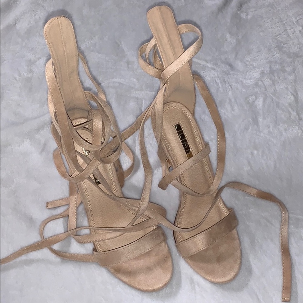 Beautiful strap around high heels! - Picture 6 of 6